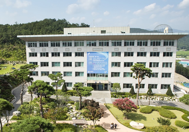 서정대학교가 중소벤처기업부와 소상공인시장진흥공단이 주관하는 ‘2024년 소상공인 디지털 특성화 대학 사업’에 선정됐다.