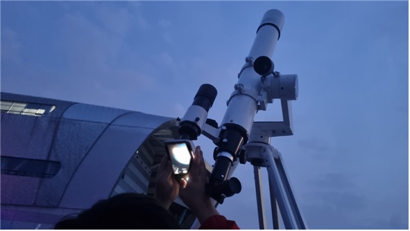 스마트폰 활용 천체망원경으로 천체 촬영 모습. 이미지 국립광주과학관.