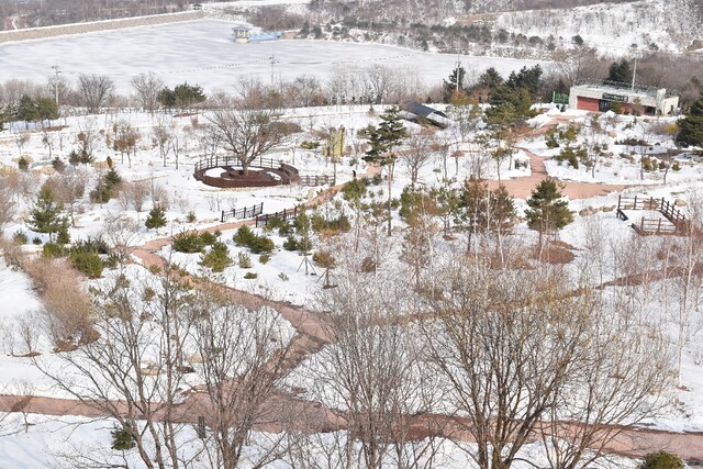 눈덮인 DMZ자생식물원 전경. 이미지 국립수목원.