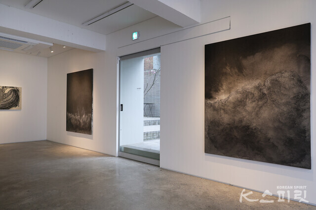 김리아갤러리에서는 4월 6일(토)까지 박예림 작가의 개인전 《둥근 음을 타고》를 개최한다 [사진 김경아 기자]