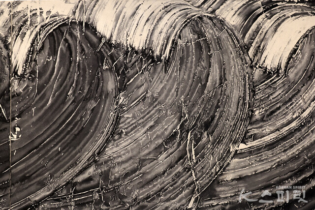 포개어진 파도 겹 Layers of Waves, 2023, Ink and sand on Hanji, 67x234cm (부분 이미지) [사진 김경아 기자]