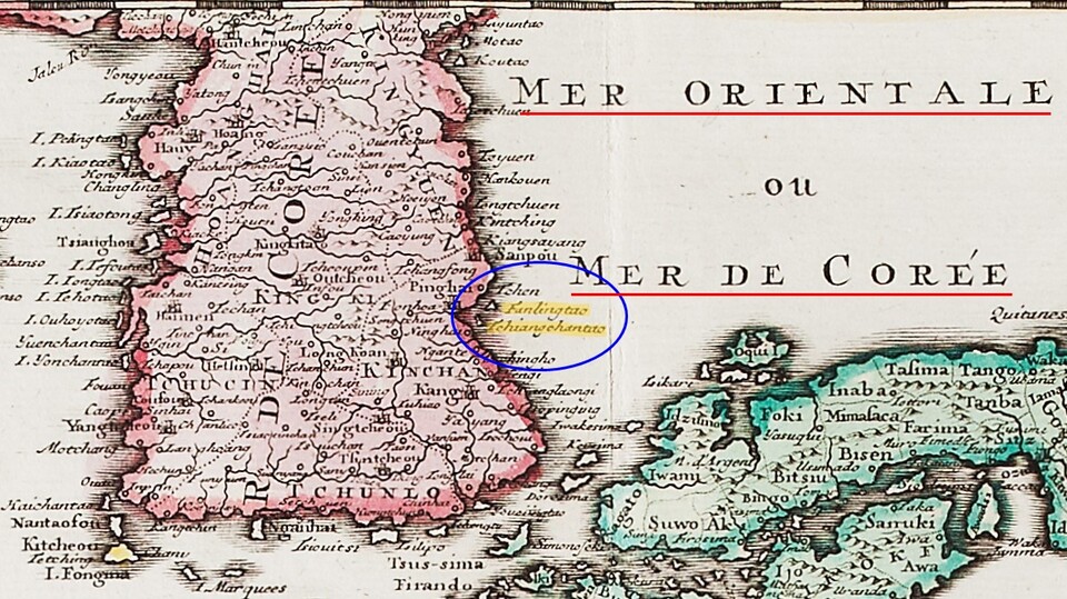 '웰웨의 동아시아 지도(1792)' 중 한반도지도. (붉은 줄) 동해 또는 한국해 표시 (파란원) 울릉도와 독도 표시. 사진 동북아역사재단.