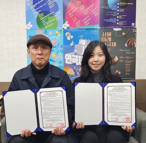 서울연극협회 박정의 회장(사진 왼쪽)과 ㈜필더필 산다혜 대표가 공연 영상 유통을 확장하기 위해 협력하기로 하고 3월 27일 업무 협약(MOU)을 체결했다. 사진 서울연극협회