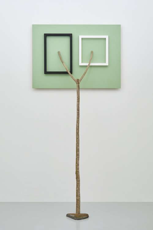 키시오 스가Kishio Suga, Spatial Transcendence, 2019, wood, acrylic, stone, 250.6 x 125.4 × 86.8 cm. 이미지 조현화랑