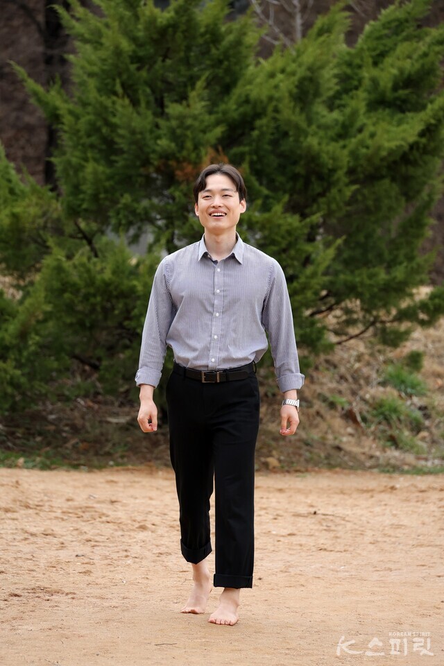 황톳길에서 맨발걷기 명상을 하는 국가공인 브레인트레이너 박용준. 사진 김경아 기자.