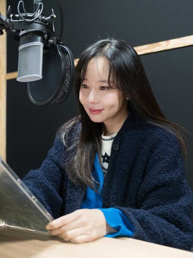 창덕궁 후원해설 녹음중인 배우 소유진. 이미지 산림청.