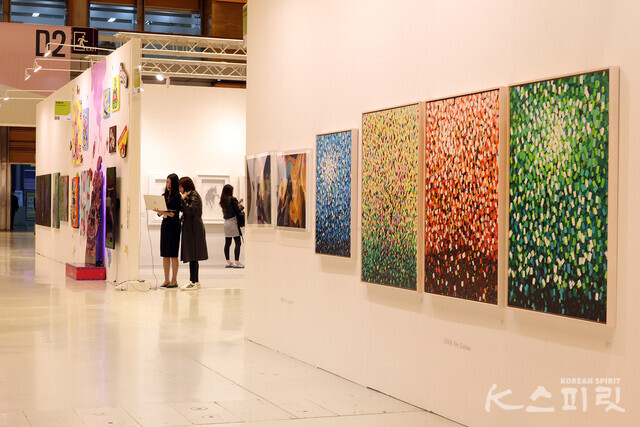 《2024화랑미술제》가 4월 7일(일)까지 서울 강남 코엑스 C홀과 D홀에서 개최된다 [사진 김경아 기자]