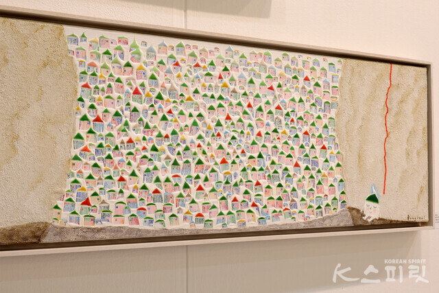 고차분, 무리들과 집 한 채, 33.4x106cm, Acrylic on Canvas [사진 김경아 기자]