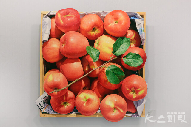 윤병락, 가을향기, Oil on korean paper, 95.5x96.3cm, 2024 [사진 김경아 기자]