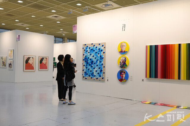 《2024화랑미술제》가 4월 7일(일)까지 서울 강남 코엑스 C홀과 D홀에서 개최된다 [사진 김경아 기자]