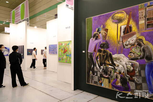 《2024화랑미술제》가 4월 7일(일)까지 서울 강남 코엑스 C홀과 D홀에서 개최된다 [사진 김경아 기자]