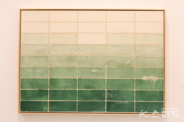 성연화, Flow 24-000-005, 2024, Hanji, mixed media on canvas, 65.1x90.9cm  [사진 김경아 기자]