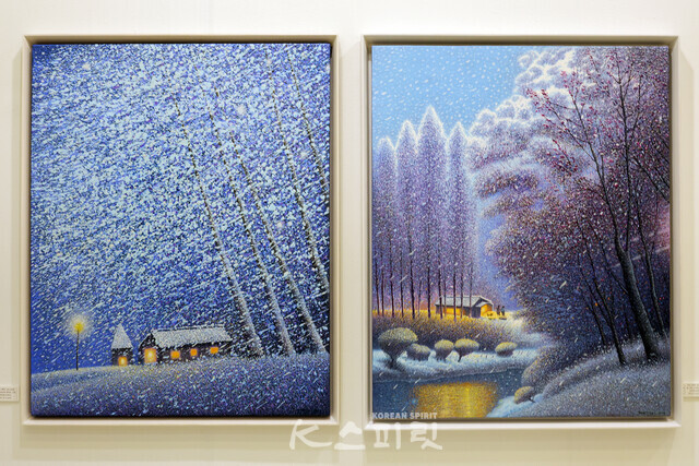 (왼쪽 작품) 장용길, Remember026 함박눈의 그리움, 80.3x100cm, 2023, oil on canvas (오른쪽 작품) 장용길, 첫눈 내리는 밤 Remember027, 80.3x100cm, 2023, oil on canvas [사진 김경아 기자]