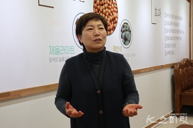 K힐링체험관 김진미 본부장(HSP라이프)이 이날 개관 및 체험 프로그램에 관해 브리핑했다. 사진 강나리 기자.