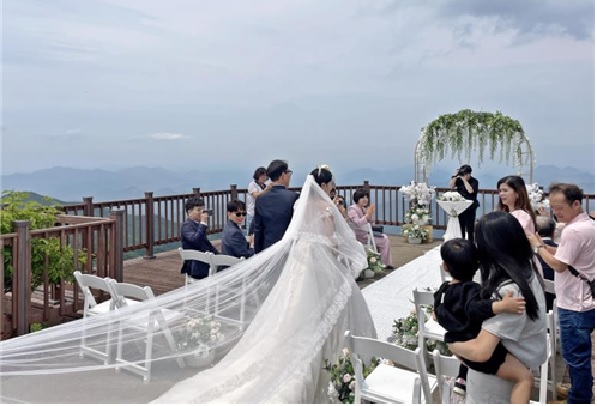 ‘숲속 결혼식’ 장면. 이미지 국립공원공단.