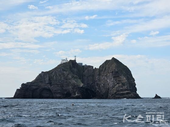 독도의 동도. 동도의 최고봉은 우산봉이며 오른쪽이 독립문 바위, 동도에는 헬기장과 독도경비대, 인터넷위성기지국, 등대 등이 있다. 사진 강나리 기자.
