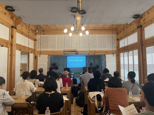 지난해 흥복전에서 열렸던 왕실문화아카데미 행사에 참가한 시민들. 사진 문화재청.