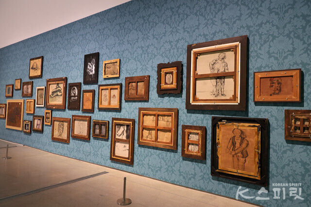 왈리드 라드, '아홉 번째 판에 부치는 서문: 마완 카삽-바치(1934-2016)', 2017, 29개의 프레임과 드로잉, 나무 벽, 벽지, 가변크기, 국립현대미술관 소장 [사진 김경아 기자]