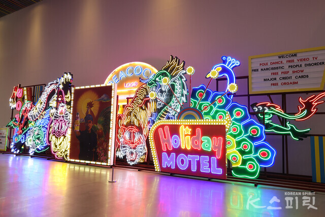 코디최, '베네치안 랩소디-허세의 힘', 네온, LED, 금속, 캔버스, PVC, 1243x1033x111cm (가변규격), 국립현대미술관 소장 [사진 김경아 기자]