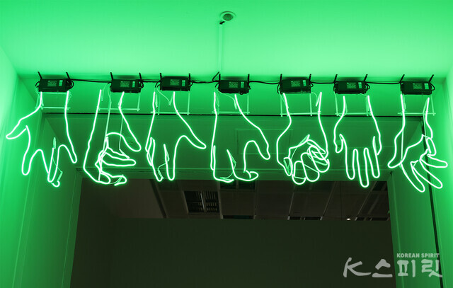 패트릭 튜토푸오코,'웰컴', 2018, 네온라이트, 스틸, 가변규격, 국립현대미술관 소장 [사진 김경아 기자]