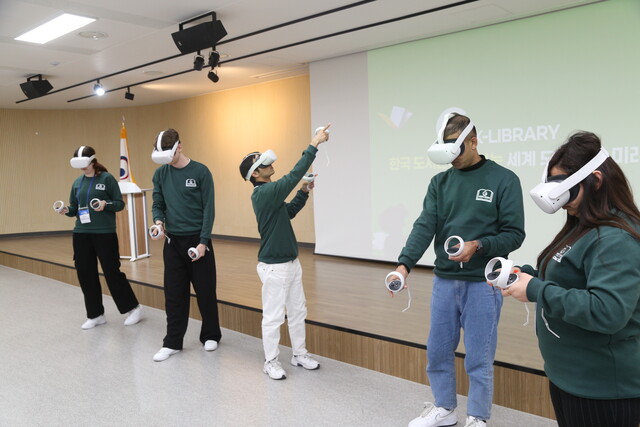 국립어린이청소년도서관이 지난 2월 26일 '한국 도서관에서 보는 세계 도서관의 미래' 행사에 참석한 국비 유학생들이 ICT기술을 접목한 독서 프로그램을 체험하고 있다. 사진 국립어린이청소년도서관