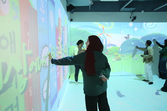 국립어린이청소년도서관이 지난 2월 26일 개최한 '한국 도서관에서 보는 세계 도서관의 미래' 행사에서 30개국 정부초청 국비 유학생들이 ICT 를 활용한 독서 프로그램을 체험하고 있다. 사진 국립어린이청소년도서관