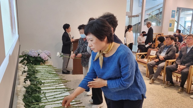 제37주년 김양순 할머니 추모제에서 참가자들이 헌화를 하고 있다. 사진 선도문화연구원
