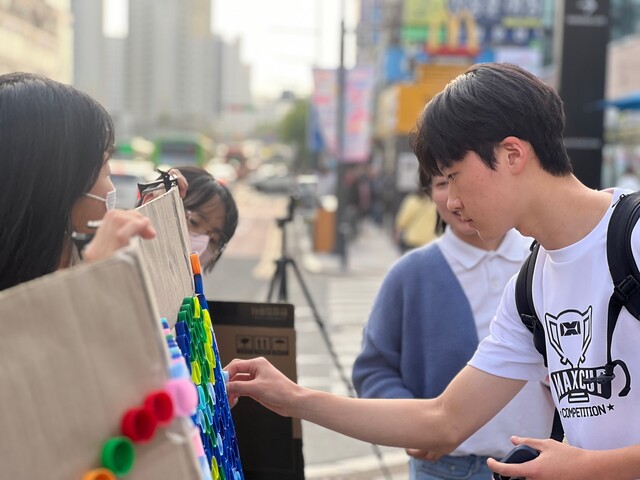 이날  '플라스틱 STOP’을 완성하는 병뚜껑 아트 챌린지에 참여하는 시민 90%는 MZ세대로 높은 관심과 참여를 보였다.