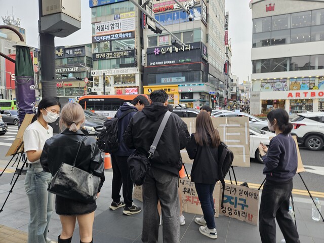 청년들의 병뚜껑 아트 챌린지 참여 열기. 사진 지구시민연합.