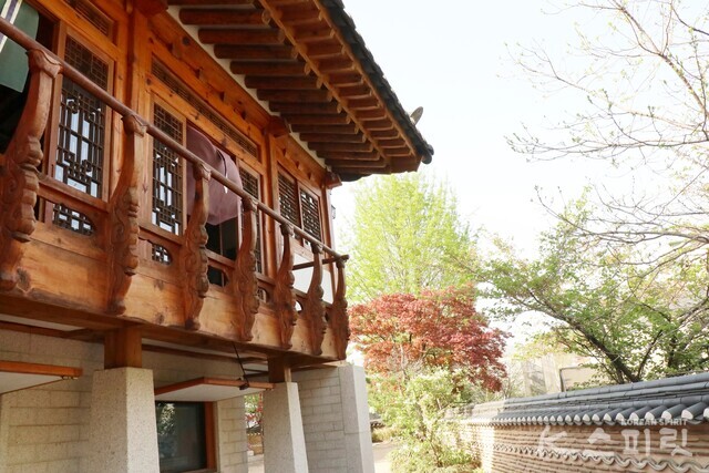 무계원의 사랑채. 사랑채를 따라 뒤뜰로 가면 소담한 정원이 나온다. 사진 강나리 기자.