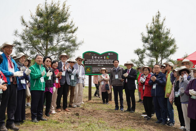 산림문학인들이 나무를 심고 숲과 나무와 관련한 문장 100선과 독자와 나누고 싶은 한 마디를 나누었다. 사진 산림청