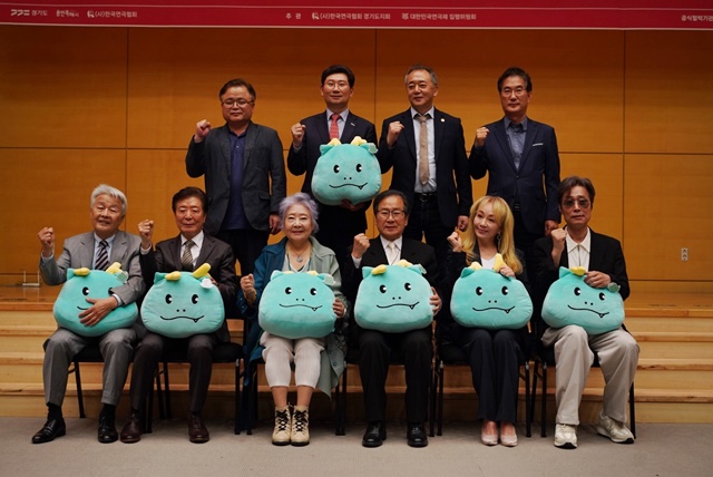 이상일 용인특례시장, 손정우 대한민국연극제 위원장과 홍보대사들이 기념촬영을 하고 있다. 사진 대한민국연극제집행위원회