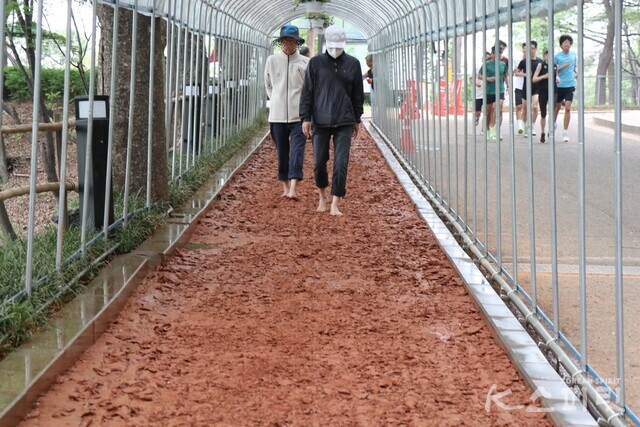 서울 서대문구 안산 황톳길에서 맨발걷기를 하는 시민들. 오른쪽 길에는 러닝을 즐기는 시민들. 사진 강나리 기자.