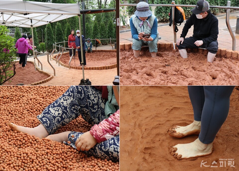 안산 황톳길 중간에 마련된 황토족탕 구간에서 삼삼오오 모여 대화하는 시민들. 사진 강나리 기자.