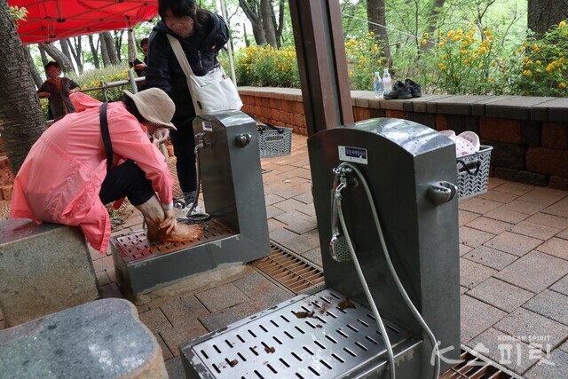 안산 황톳길 세족장. 사진 강나리 기자.