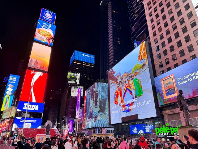 뉴욕 타임스퀘어 '한복 홍보'. 사진 한문화진흥협회