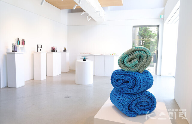 예올 북촌가에서는 6월 8일(토)까지 2024년 공예 기획 전시 《사용하다 사유하다》를 개최한다 [사진 김경아 기자]