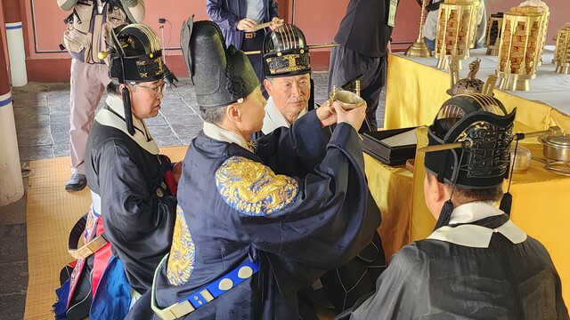 문화재청 궁능유적본부 세종대왕유적관리소는 5월 15일 오전 11시부터 경기도 여주시 세종대왕 영릉(英陵, 세종과 소헌왕후)에서 세종대왕 탄신 627돌을 기념하는 숭모제전(崇慕祭典)을 개최한다. 사진은 2023년 숭모제전 모습. 사진 문화재청