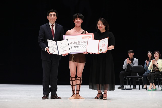 대상 시상.(사진 왼쪽부터) 박재홍 회장, 대상 수상자 방수혁,  김연진 엘의상실 대표. 사진 (사)한국발레협회