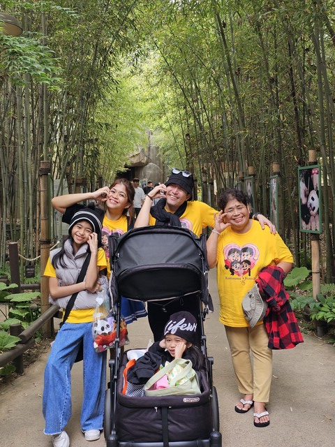 지난 20일 에버랜드 판다월드에서 가족 팸투어 중인 멜라이 씨 가족. 사진 한국관광공사.