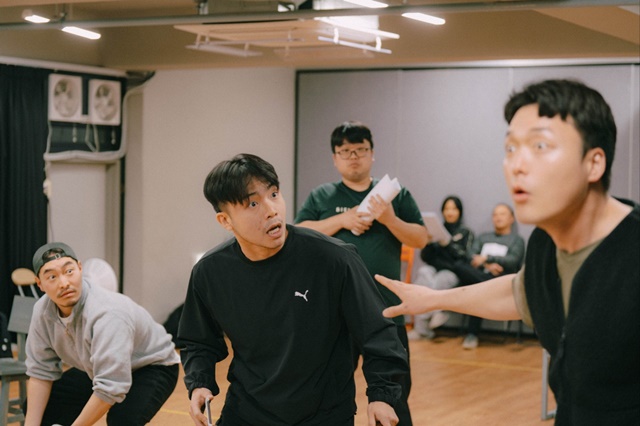 연극 '은의 밤' 연습 장면(김병규, 최규선, 황의형, 김건욱). 사진 바람엔터테인먼트