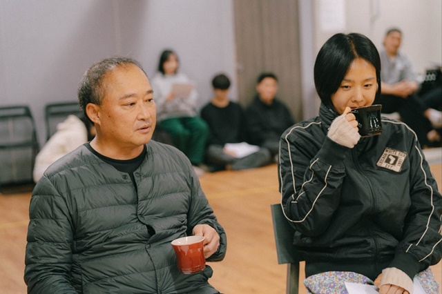 연극 '은의 밤' 연습 장면(김정팔, 김민주). 사진 바람엔터테인먼트