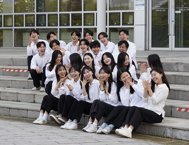 인천대학교 공연예술학과 단체 사진. 사진 제공 인천대학교 공연예술학과