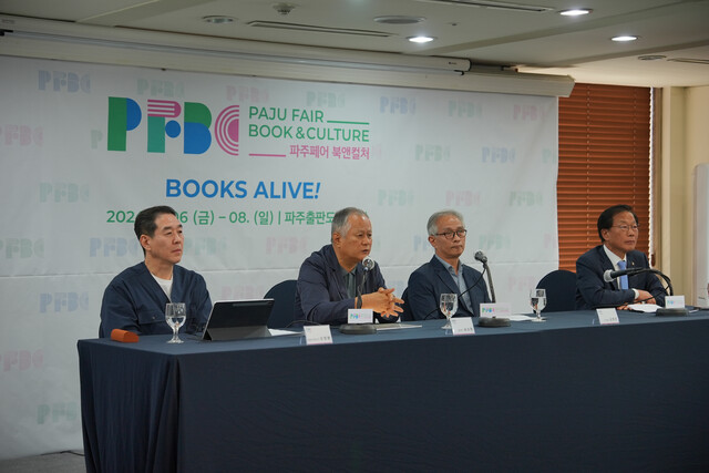 (왼쪽부터) 오장환 총괄PD, 송승환 총감독, 고영은 출판도시문화재단 이사장, 윤후덕 국회의원 [사진 제공 출판도시문화재단]