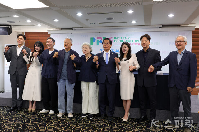 (왼쪽부터) 손준호 배우, 김소현 배우, 오장환 총괄PD, 송승환 총감독, 강부자 배우, 윤후덕 국회의원, 길해연 배우, 오만석 배우, 고영은 출판도시문화재단 이사장 [사진 김경아 기자]