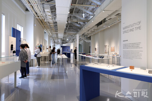서울공예박물관은 5월 28일(화)~7월 28일(일)까지 한국-오스트리아 현대장신구 교류전 《장식 너머 발언》을 개최한다 [사진 김경아 기자]