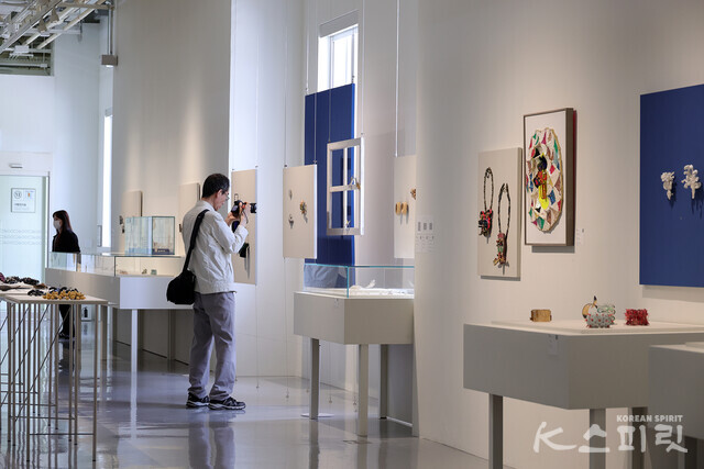 서울공예박물관은 5월 28일(화)~7월 28일(일)까지 한국-오스트리아 현대장신구 교류전 《장식 너머 발언》을 개최한다 [사진 김경아 기자]