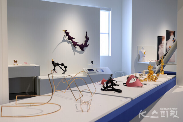 서울공예박물관은 5월 28일(화)~7월 28일(일)까지 한국-오스트리아 현대장신구 교류전 《장식 너머 발언》을 개최한다 [사진 김경아 기자]