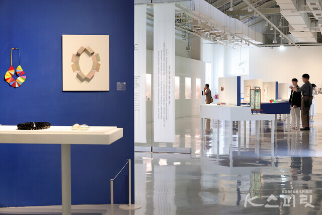 서울공예박물관은 5월 28일(화)~7월 28일(일)까지 한국-오스트리아 현대장신구 교류전 《장식 너머 발언》을 개최한다 [사진 김경아 기자]