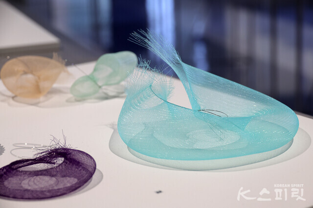 엘리자베트 하비히, 부드럽게 피어나는 공기-앵무조개, 새우, 주름, U/브로치 [사진 김경아 기자]